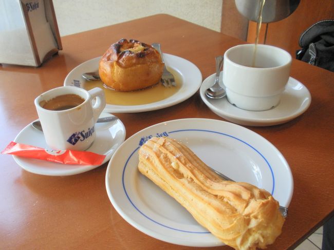 私たちがチョイスしたもの。私は、骨の形をしたティビア。とカフェ（エスプレッソのこと）。友人は焼きりんご。