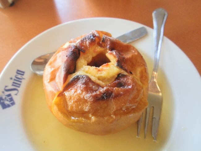 焼きりんごがまたおいしそうな形。<br /><br />ポルトガル菓子は、見た目こそほかのヨーロッパの菓子に似ているけど、食べるとそれほどくどくないというのが共通項のよう。（食べた数が少ないので限定されるけど)