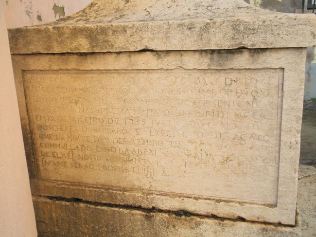 観光客らしき人が英語で説明してくれたが何のことやらわからず。。。。上手な英語だなーと思ってしまったが、ローマVS地元なのか。この碑がポルトガル語だけにますますわかりにくい。誰か教えて。。。