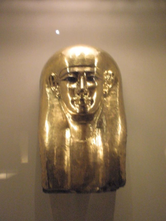 こんなものまで収集してます。古代エジプトから、トルコ、中国の陶器をはじめヨーロッパバロック・ロココの家具類まで、すごすぎる。