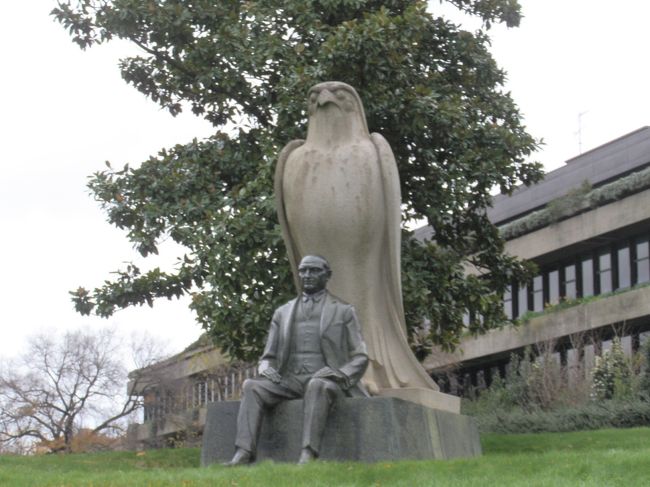 グルベキアンさんです。<br />どれだけ金持！？<br />でも一般に公開してくれてありがとう。<br />ゆっくり見ると半日はかかります。