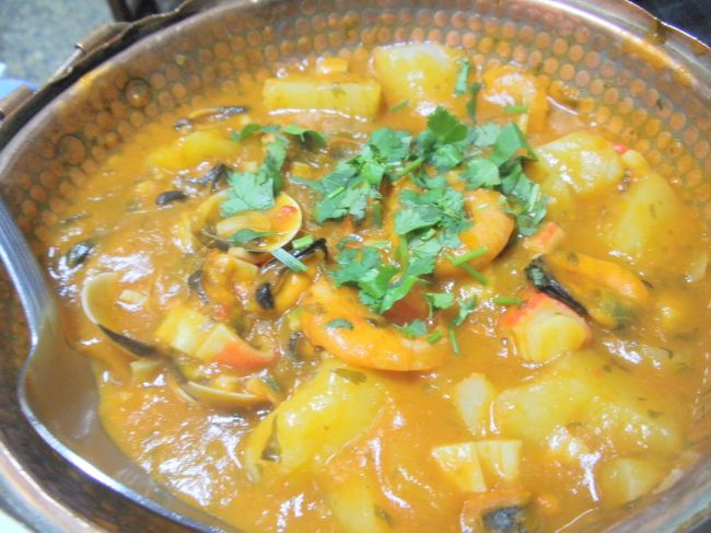 昼食です。国立劇場の裏手あたりで食べたんだけど、あまりに呼び込みしてくるところは避けたほうがいいかも。やや割高。これは、14ﾕｰﾛ。カニカマ入り。鰯の塩焼き8ﾕｰﾛ。でも付け合せのイモがおいしかった。