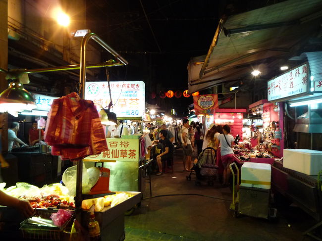 台北市内の移動にはタクシーばかり使いました。<br /><br />その安さに　お　ど　ろ　き　！<br /><br />三人で割り勘しても近距離なら一人100円くらいだったような…！<br /><br />この日は夜市に行って、台湾庶民の味を楽しみました。<br /><br />向かった夜市は「臨江街夜市」