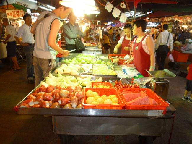 屋台には肉にデザート、スープやゲテモノなど多種多様！<br /><br />これはフルーツの屋台です。<br /><br />南国のフルーツだらけで、タイに住んでいた経験のある私にとっては懐かしい雰囲気！<br /><br /><br /><br />他にも、若者向けの洋服や雑貨、下着に靴にコピーCDやDVD…いろんなお店があって飽きないです。