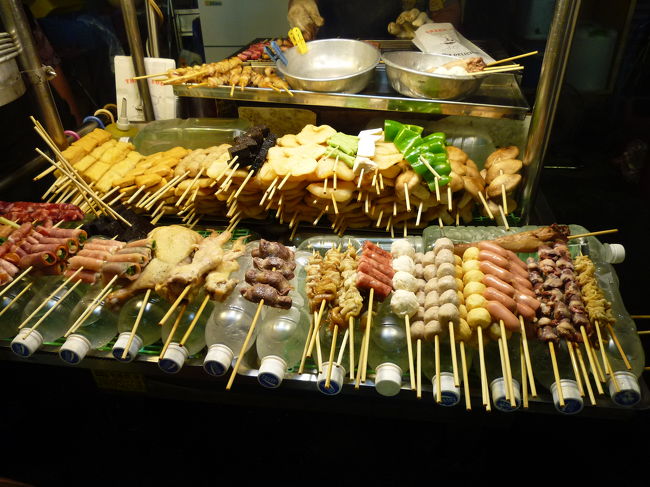 串もの屋さんはかなりたくさんありました。<br /><br />私たちはこのお店で食べました。<br /><br />かなーーーり香辛料が強く、むせながら食べました笑<br /><br />ま。こういうのも経験であり、異文化を感じるにはもってこいのことです。<br /><br />私はイカのすり身団子を食べました。<br />辛かったけど美味しかったです。