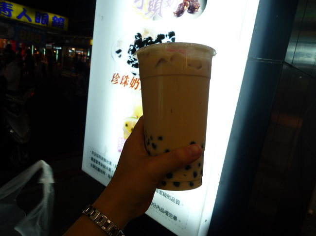 辛い物の後にはあまーいパールミルクティ。<br /><br />めちゃくちゃデカイ！！！<br />のに、安い！！！これで200円くらい<br /><br />日本で飲むとどうしてあんなに高いんだろう？？？<br /><br />私は定番のミルクティにしましたが、<br /><br />緑茶ベースやフレッシュジュースのものもあります。