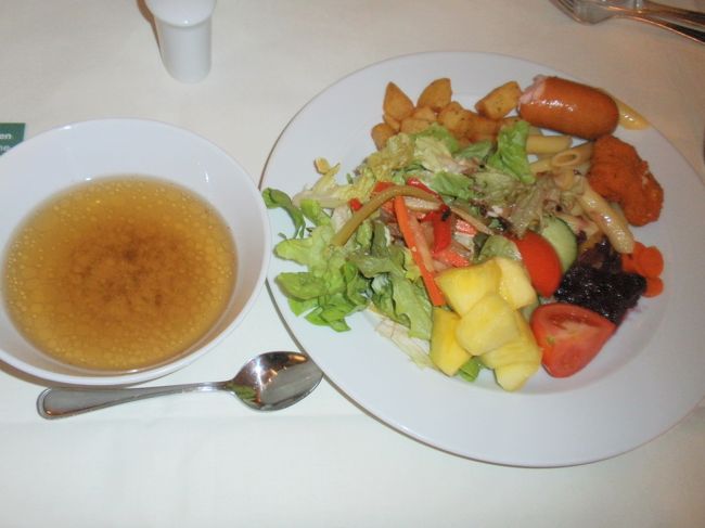 １月３日。これは夕飯。さてここはどこでしょう？<br />朝、リスボンの空港が暴風雨になっていて出発が遅れ、フランクフルトから名古屋へ乗り継ぐはずの飛行機が飛び立つ頃に到着してしまい、当然乗れず。(涙）<br />サービスカウンターに向かうとすごい人。その日は各地で天候不良のため大混乱。３時間待って取れた飛行機は、あさって１月５日発の６日着の便。あーあ、ドイツで２泊かあ。どこかへいこうかなあ。でも寒すぎる･･･。ということで、フランクフルトのホリディインでの夕食です。