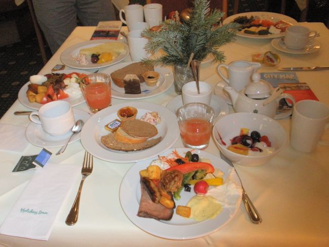 １月４日の朝。夜とはだいぶ違って豪華な朝ごはん。ドイツはﾊﾟﾝがおいしい！昼食分のﾊﾟﾝもゲット。（わーい）別の飛行機に、今日中に乗れるとラッキーなので、朝から空港へ。