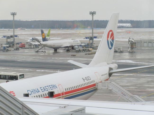 ドイツ人は、きっちりしている。先に並んだ私たちのために時間がかかっても（後ろのおじさんたちに文句を言われても）きっちり手続きをしてくれ、上海経由で１月５日に日本に着く飛行機に乗れることになった。（予定のルフトハンザだと６日に日本に到着。それりよいということで。）こうして中国東方航空に乗ることに。