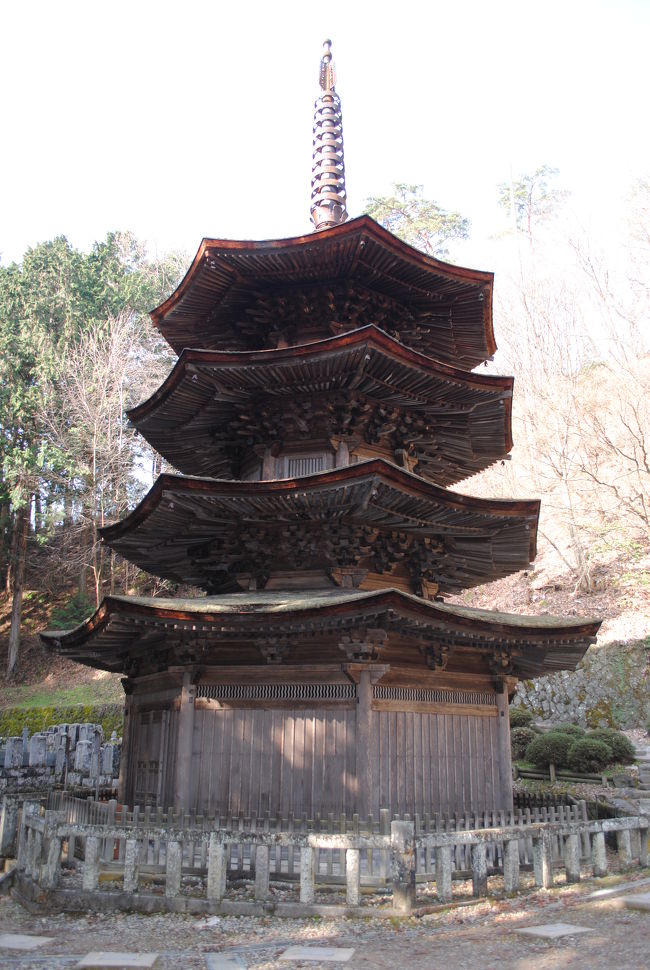 近くで見ると大迫力！<br /><br />でも、四重じゃないですか？？<br />（一番下は裳階なので正しいみたいです。）