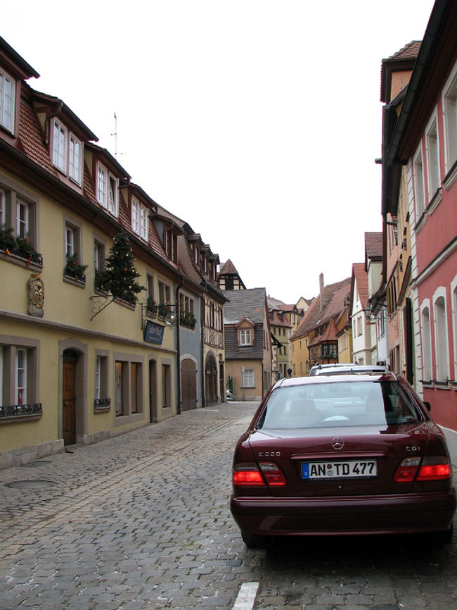 中世っぽい建物を探してどんどん歩き回りました。