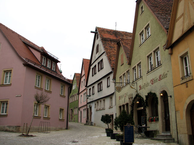 ちょっと脇道に入るだけで静寂が訪れます。