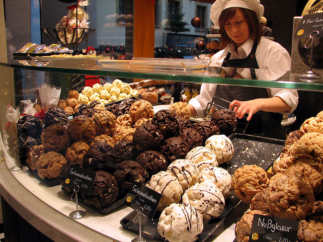 歩き疲れたのでカフェ・コンデトライでお茶しました。<br />ローテンブルクに来たのならシュネーバルを食べないといけません。<br />どれにしようか迷ってしまいます。<br />