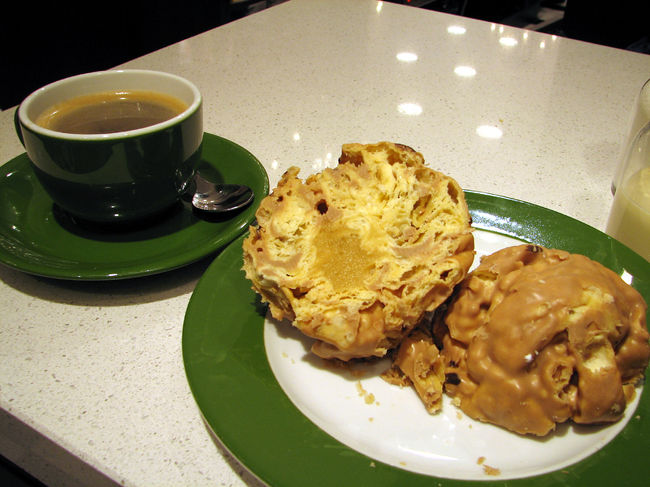 今回はキャラメルがけにしました。<br />店員さんが食べやすいように切ってくれました。<br />シュネーバルは大小あってこれは大です。<br />これだけで結構お腹が満腹になります。<br />