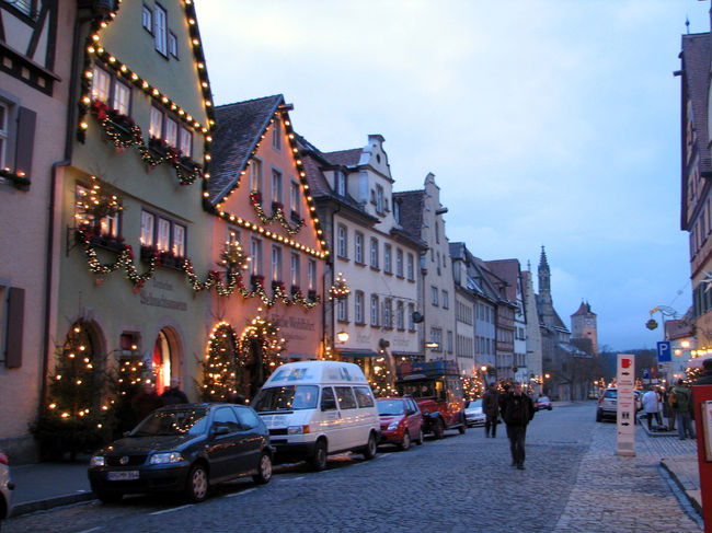 だんだん暗くなってきたところで一旦風呂に入りにホテルに戻りました。<br />