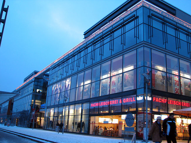 ローテンブルク駅前に大きなショッピングモール・ツｴントロがあります。<br />