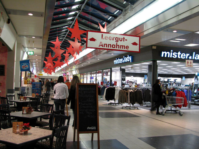 中はこんな感じ。<br />城壁内とは違って近代的。<br />