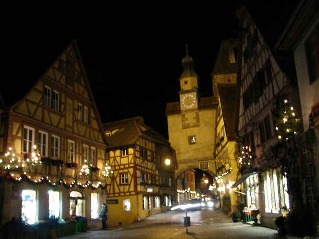 スープの素や紅茶、コーヒーを買い込んで満足したらまた城壁内へ戻って夜のマーケット巡り。<br />