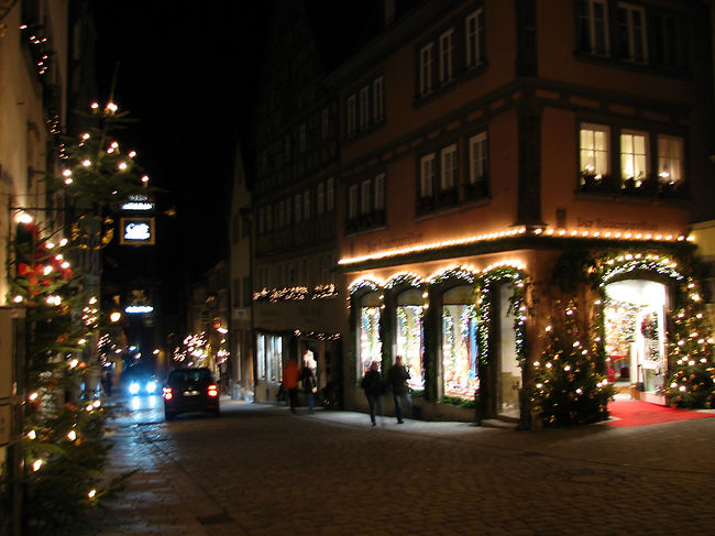 夜もまた一味違って厳かな雰囲気。<br />