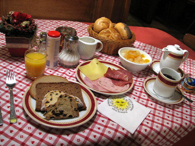 ブッツでの朝食です。<br />高級ホテルの「もう食べれませ〜ん」状態のゴージャスな朝食が好きなのですが、こういった「田舎に招かれました」感じの朝食も捨てがたいです。<br />ドイツのクリスマスケーキ「シュトレン」もありました。<br />このホテルのキッチンウェアのセンスの良さで見た目にも満足しました。<br />