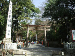 すぐに枚岡神社の鳥居が見えてきます。