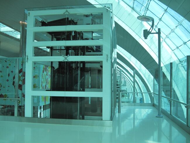 ここから直接ＰＢＢがあるのではなく、<br />このエレベーターでひとつ下に降ります。<br /><br />搭乗ＯＫが出たので、<br />スタッフの案内もと一緒に乗り込みました。 <br />