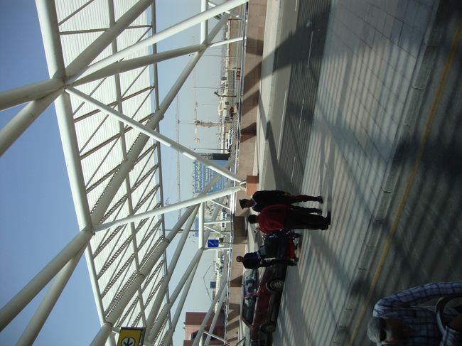 ようやくカイロの空港につきました。<br />気温は25度くらいでした。