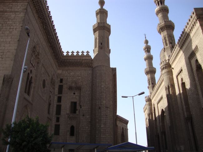 スルタンハッサンモスク。<br />こちらは入場せずに外から写真をとりました。