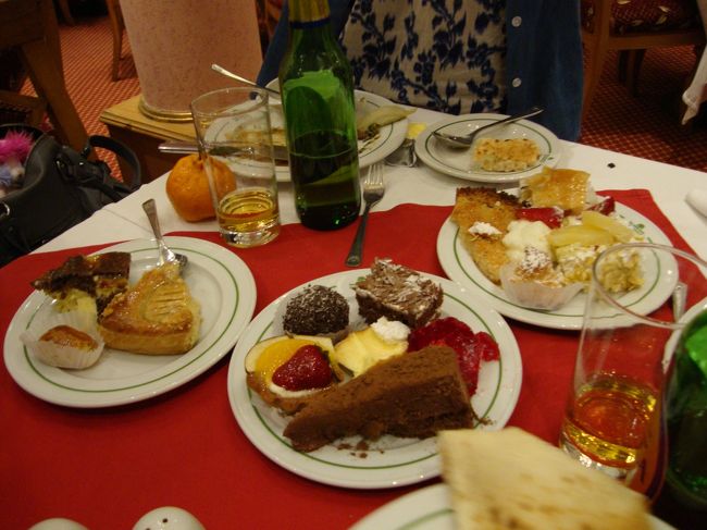 夕食はバイキングでした。