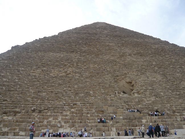 ピラミッドの大きさがよくわかります。