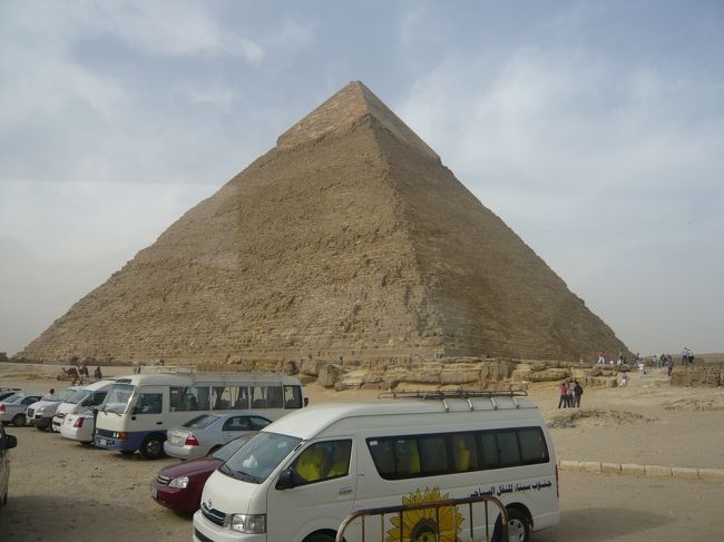 次は第ニピラミッドに行きました。<br />こちらはカフラー王のピラミッドです。<br /><br />中には入りましたが、写真撮影ができなかったので写真がありません。<br /><br />王の墓まで行ったのですが、道が狭く、探検をしているような気分になり最高でした。