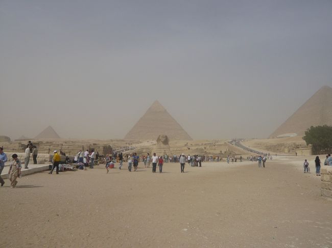 次は三大ピラミッド＋スフィクスが見えるスポットへ行きました。<br /><br />昨日の光と音のショーをした場所でしたｗ