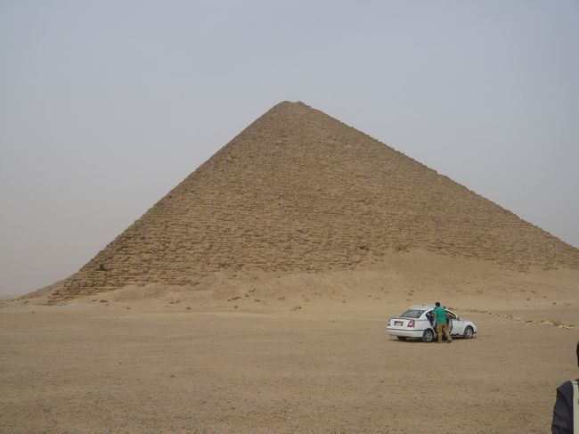 午後はオプショナルツアーです。<br /><br />最初はダハシュールの赤のピラミッドに行きました。