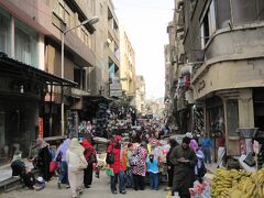 で、メトロにでも乗ろうかと思ったけれども、
シタデルまで道が1本なので、歩くことにした。

果てしなく遠いけれど。

さて、ギザのスーク。いわば、市場です。