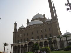 やってきました、ムハンマド・アリ・モスク。

外から見ても、でっけぇなぁ、と感嘆。
早速中へ入る。