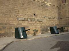 次にやって来たのは、
軍事博物館。

いかにもなお出迎えだ。