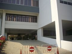 土曜１５時。坂道を上り守衛さんみたいな人に券の小さい建物「４」をちぎって貰います。