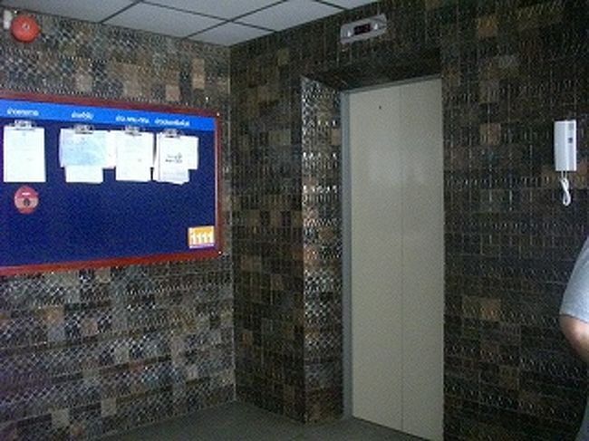 １５０２．エレベーターで昇り、帰りは階段を降りました。階段ごとにフロアーの説明がありました。