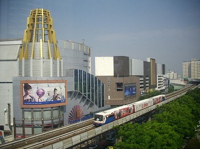 １５０６．階段の踊り場から。エカマイ駅とメジャーシネプレックス。