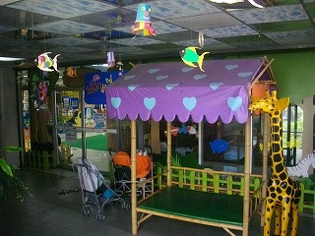 １５１４．駐車場の方から双子用ベビーカーでやってきた日本人親子はここです。<br />ここでは走り回ったりも安心です。