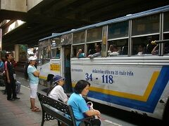 土曜１５時半。オンヌット方面はちっとも動かず。路線バス２５番を利用し帰って来ることが出来ました。