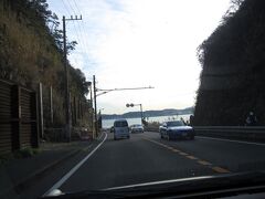 

前に見えるのは、由比ガ浜海岸です。



（反対向きは、切り通しを越えたら、江ノ島が見えて、最高な景色です）


