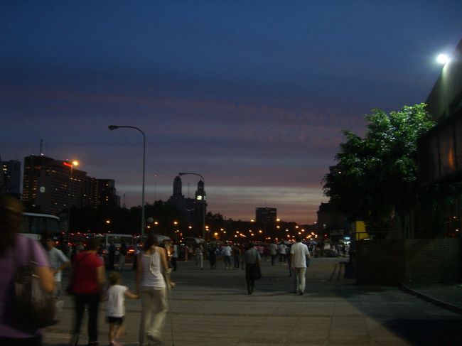 とりあえず、ブエノスアイレスに来たら行くしかないですよね。<br /><br />イグアスの滝♪<br /><br /><br />ブエノス到着初日に、そのままイグアスまでのバスチケットを買いに行きました。<br /><br />飛行機ならペッと小一時間でイグアスまで行けちゃいますが、バスならなんと〜・・・！！<br /><br />約19時間！！<br /><br />きゃー♪（笑）国際線より長いの、うふふ。