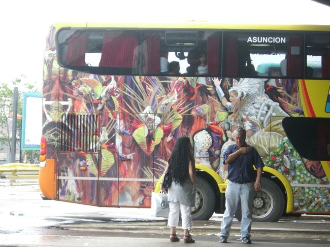 で、もういざ次の日＝バス搭乗日。<br /><br /><br />でもこのバスじゃないの（笑）<br />いかにも南米丸出しバスだったので、激写。<br /><br /><br />だって、バス待つの暇だったんだも〜ん♪<br /><br />何故かって・・・？<br /><br />それは遡ること、前日のバスチケット購入時・・・