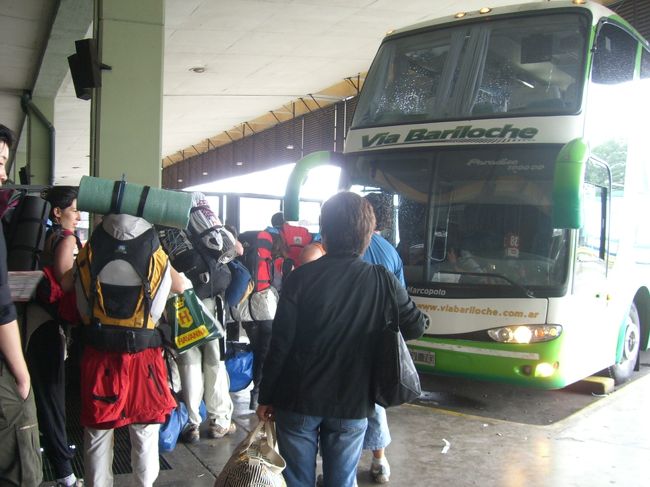 『・・・ということだから、明日出発時刻の40〜30分<br /><br />　前にはもうここのバスターミナルに来て、出発15分<br /><br />　前くらいに10番ゲート〜35番ゲートのうちのどこか<br /><br />　に来る＜イグアス行き＞って書いてあるバスか、も<br /><br />　しくは＜バリローチェ＞って書いてあるバスのどっ<br /><br />　ちかがあなたの乗るバスよ』<br /><br /><br />・・・はいっ！意味不明〜！！<br /><br /><br />ですよね？！<br /><br />ただバスに乗るだけなのに、意味不明すぎる説明けっこうありましたよね！？（笑）<br /><br /><br />結論から言うと。<br /><br /><br />30分前集合はべらぼうに早すぎでした。<br /><br />というか、バスの選択肢二つだから余計わけわからん（笑）<br /><br />しかも何この尋常じゃないゲート探し。<br /><br />何処かに来るわよ♪って、それが知りたいんじゃい！！<br /><br /><br /><br />・・・因みに、バリローチェはアルゼンチンの地名で、写真のバス、もろバリローチェ行きでしかも時間的にこれっぽかったので係員にマイチケット渡してみたの♪<br /><br /><br />小雪『あのあの、イグアス行きですよね？<br /><br />　　　（よね、絶対そうだよね！！<br /><br />　　　おばちゃん言ってたもん！！）』<br /><br /><br />係員『・・・君はバリローチェ行きが<br /><br />　　　目に入らないのかい？<br /><br />　　　それとも行き先はバリローチェかい？』<br /><br /><br />・・・おばちゃんの、、うそつきいいいいい！！<br /><br /><br />でも、そりゃそうですよね（笑）<br />来たバスにはちゃんと、＜イグアス行き＞の印字。<br />ちなみに、バスが来たのは出発1分前でした♪<br /><br /><br />嗚呼南米って、ステキ♪