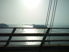 そんなこんなで瀬戸大橋に差し掛かる頃にはすっかり明るくなっちゃってました。
予定では夜明けの瀬戸内海の写真が撮れるハズだったんですけどねぇ。