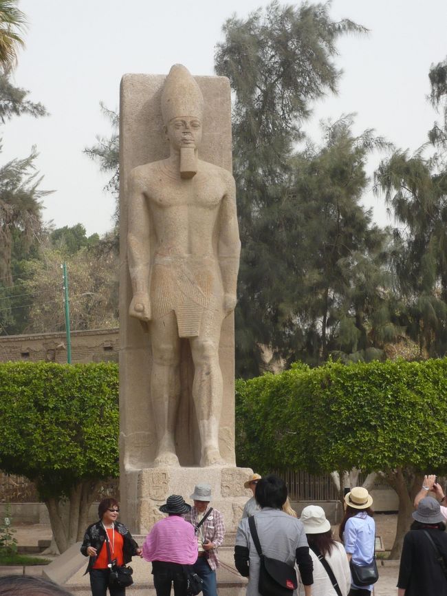 ラメセス2世<br />左足が出ているのは心臓が左にあるから？みたいなことを添乗員が言っていた気がします。