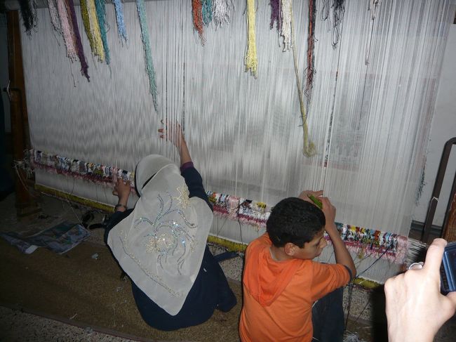 エジプト絨毯を織っているところ。<br />シングル織のため、高速ですがその分ダブル織より質が下がります。