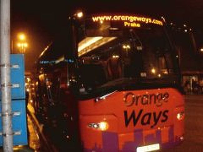 突然の国鉄ストライキのせいで、苦労してみつけたプラハ行きのバスです。<br /><br />6：00ネプリゲート駅（ブダペスト）→フロレンツ駅（プラハ）<br />バス会社：オレンジウェイズ<br /><br />このバス会社は設立間もない新会社で、ヨーロッパの主要都市まで格安で移動できますが、シートも良かったし、接客がとても良かったです！<br />今回の移動運賃は￥２，０００ぐらい。<br />乗車時間は約７時間（列車と変わらないですね）<br />ちなみにユーロラインはプラハまで￥７，０００ぐらいです。 <br /><br />安く移動できますが、バス移動はお薦めしません。<br />プラハのフロレンツ駅周辺は治安も悪く、その後の移動も結構大変でした。<br />それにプラハ独特の素敵な街並みは全く感じられない場所なので、到着したばかりはかなりガッカリ・・