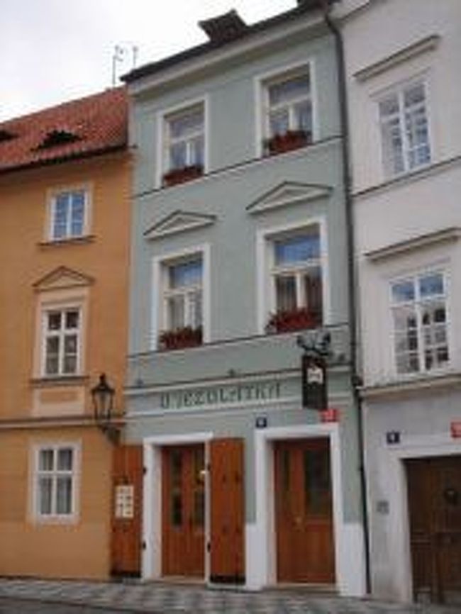 急遽現地でホテルをチェンジした宿泊先ホテル。<br />カンパ島にある五つ星ホテル「Ｕ ＪＥＺＬＡＴＫＡ」<br /><br /><br />日本で予約してたホテルがあったけど、到着するなりありえない程、気分の悪いトラブルがあったので我慢できず変更。<br />当初の宿泊費20ユーロから150ユーロへアップグレード。<br />決して安くないホテルですが、コストパフォーマンスは高かったです。6部屋しかないこのホテルは、まるで家に帰ったみたいに温かくて、居心地の良い時間を過ごすことができました。<br />